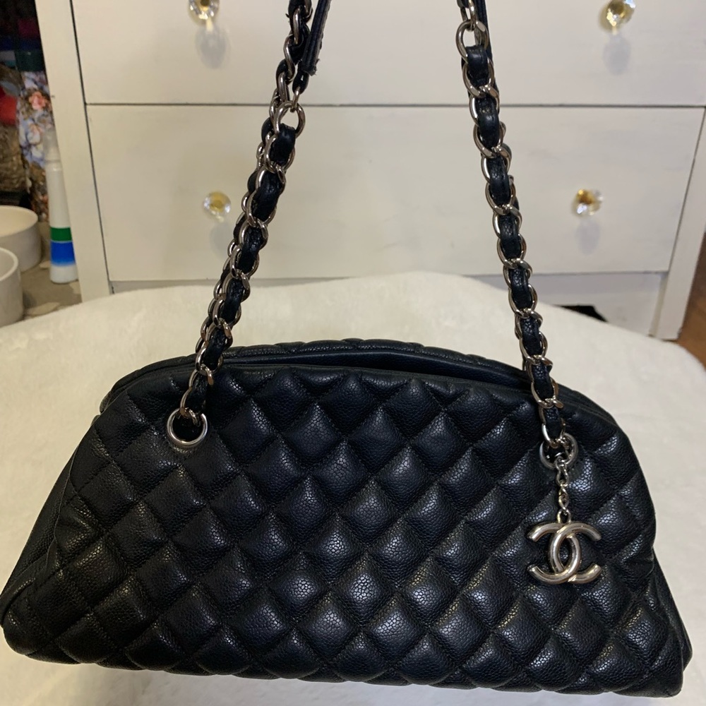 Authentic Chanel chain shoulder bag.